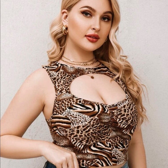 👀 NWT Cut out Neck line top. Size 20W. Crop top length sleeveless Animal Print - Picture 2 of 4